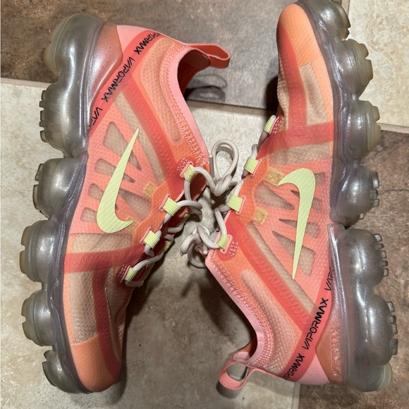 Nike Women's VaporMax Size 7.5 Coral/Salmon/Orange Colors Worn ONCE! - Picture 3 of 6